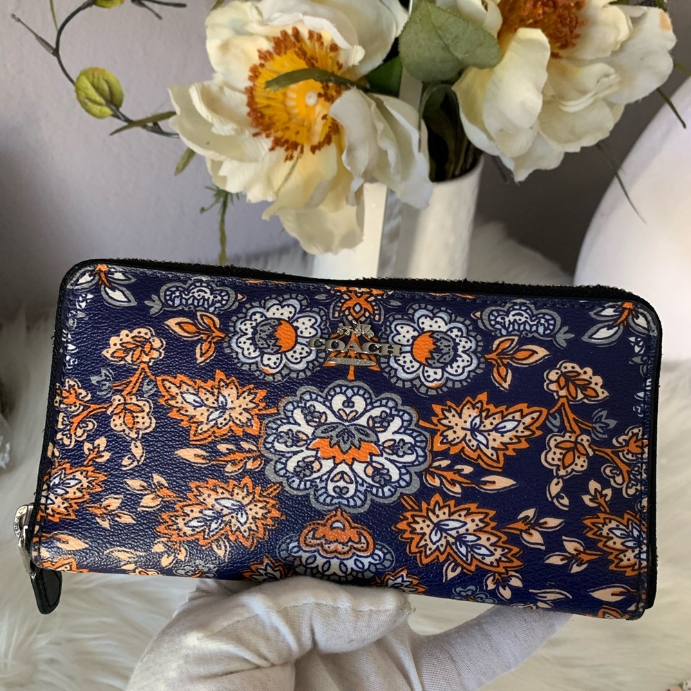 AUTHENTIC  ACCORDION ZIP 
WALLET IN FOREST PRINT
COATED CANVAS